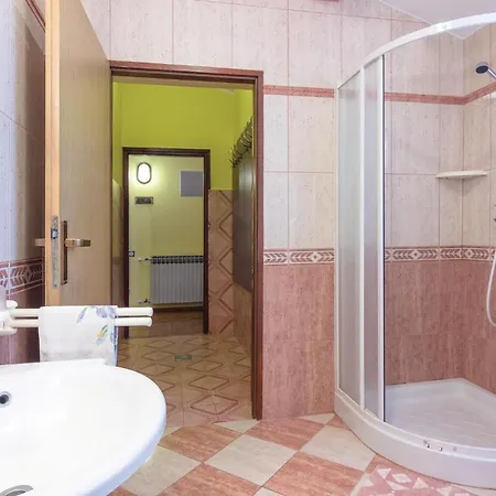 Holiday home Beautiful In With Sauna Pula