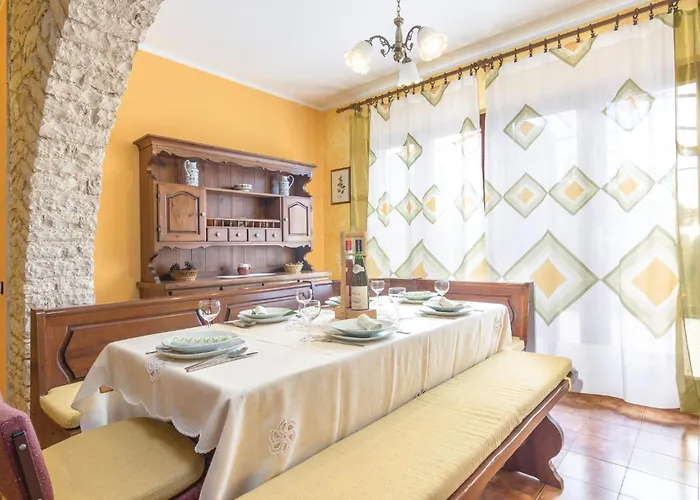 Holiday home Beautiful In With Sauna Pula